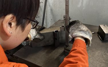 On the inspection platform, random inspections are performed on the cut pipes to ensure mass production quality