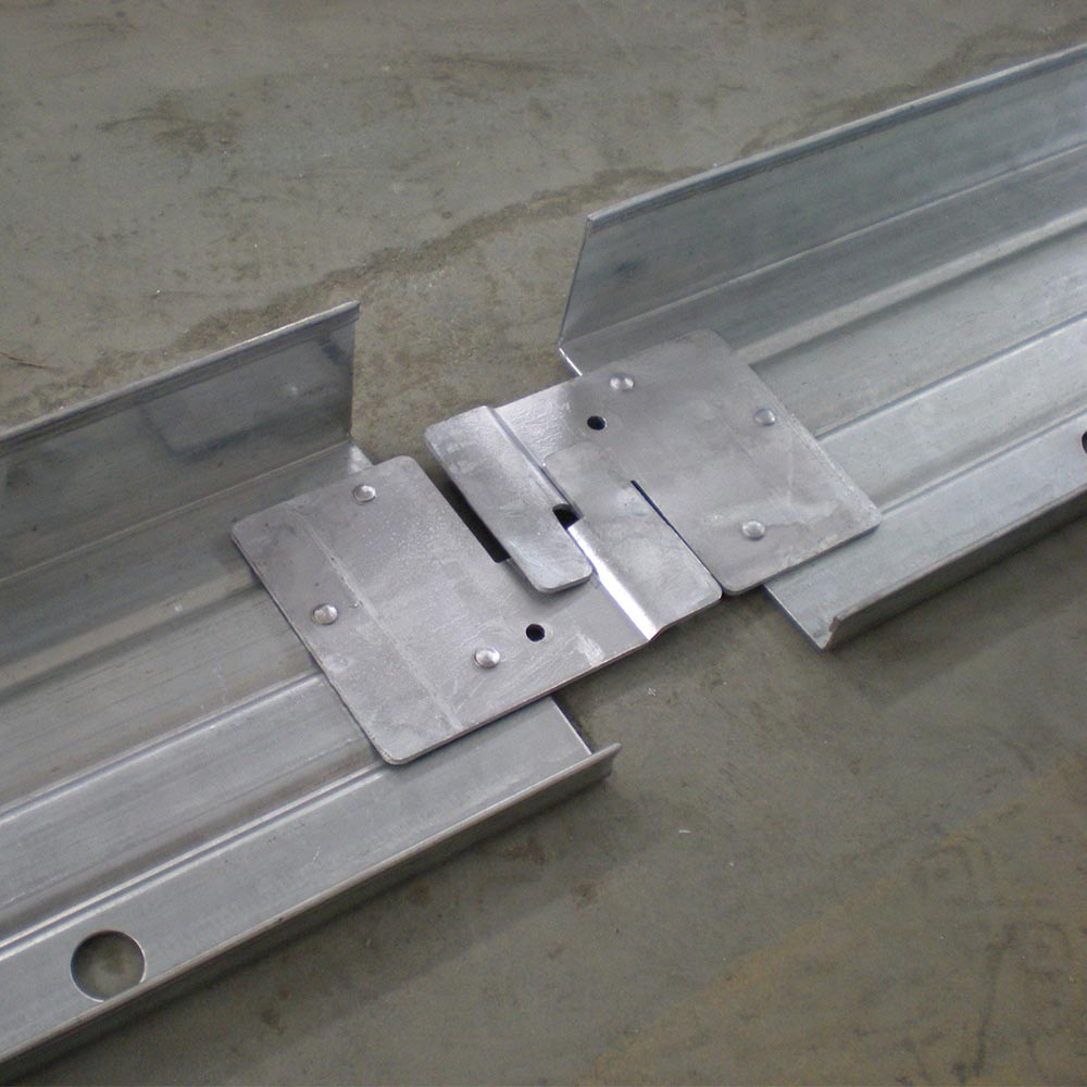 Multidirectional scaffolding toe board