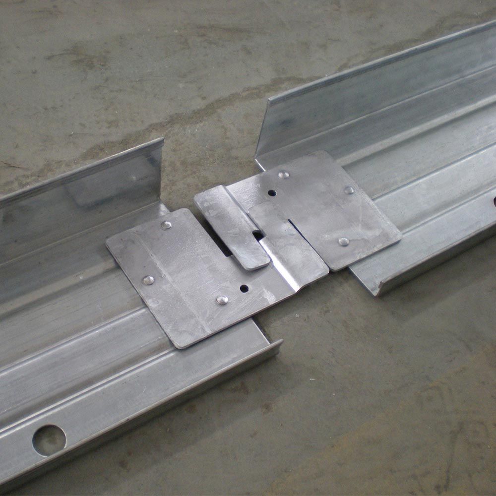 Multidirectional scaffolding toe board