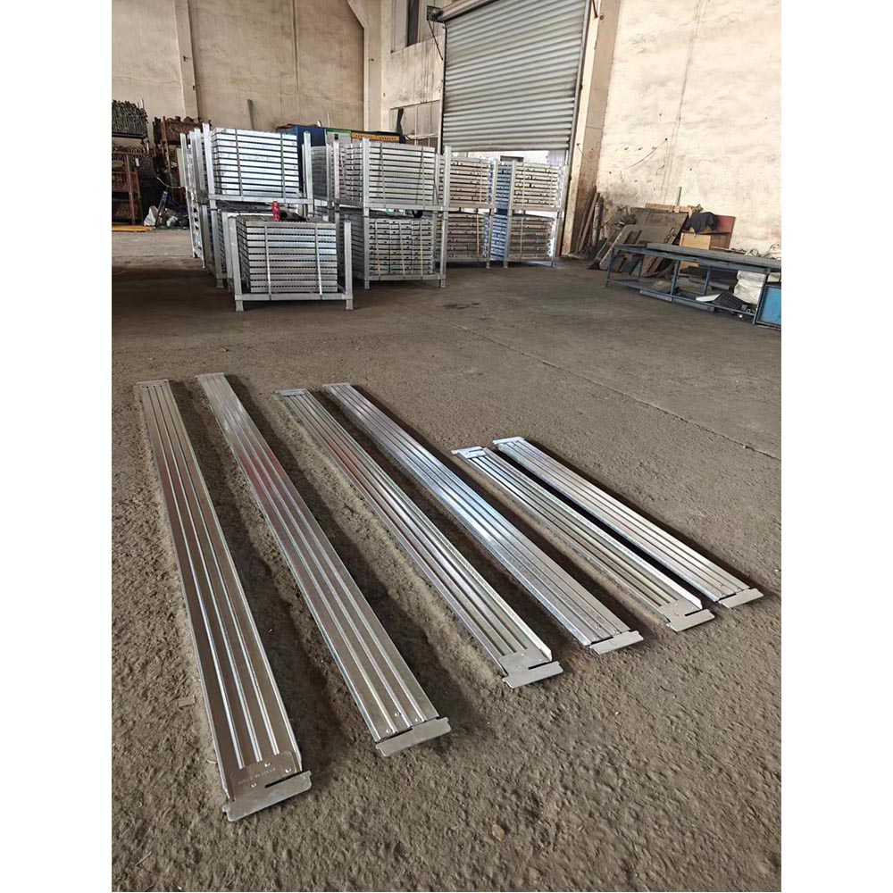 Multidirectional scaffolding toe board