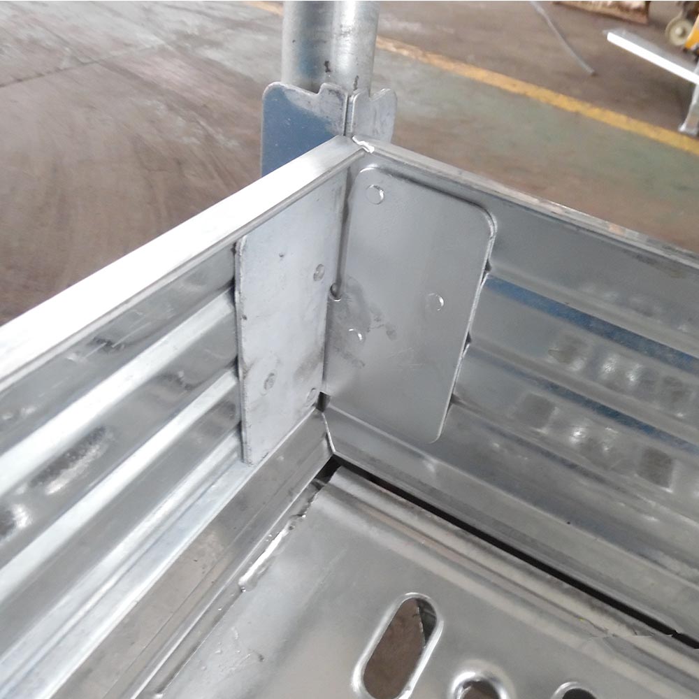 Multidirectional scaffolding toe board